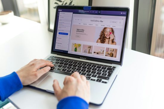 E-commerce manager changing online store design